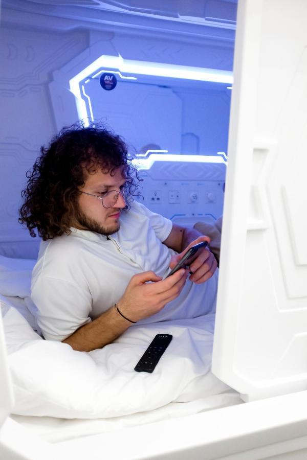 Av-1 Capsule Hotel Kiev Esterno foto