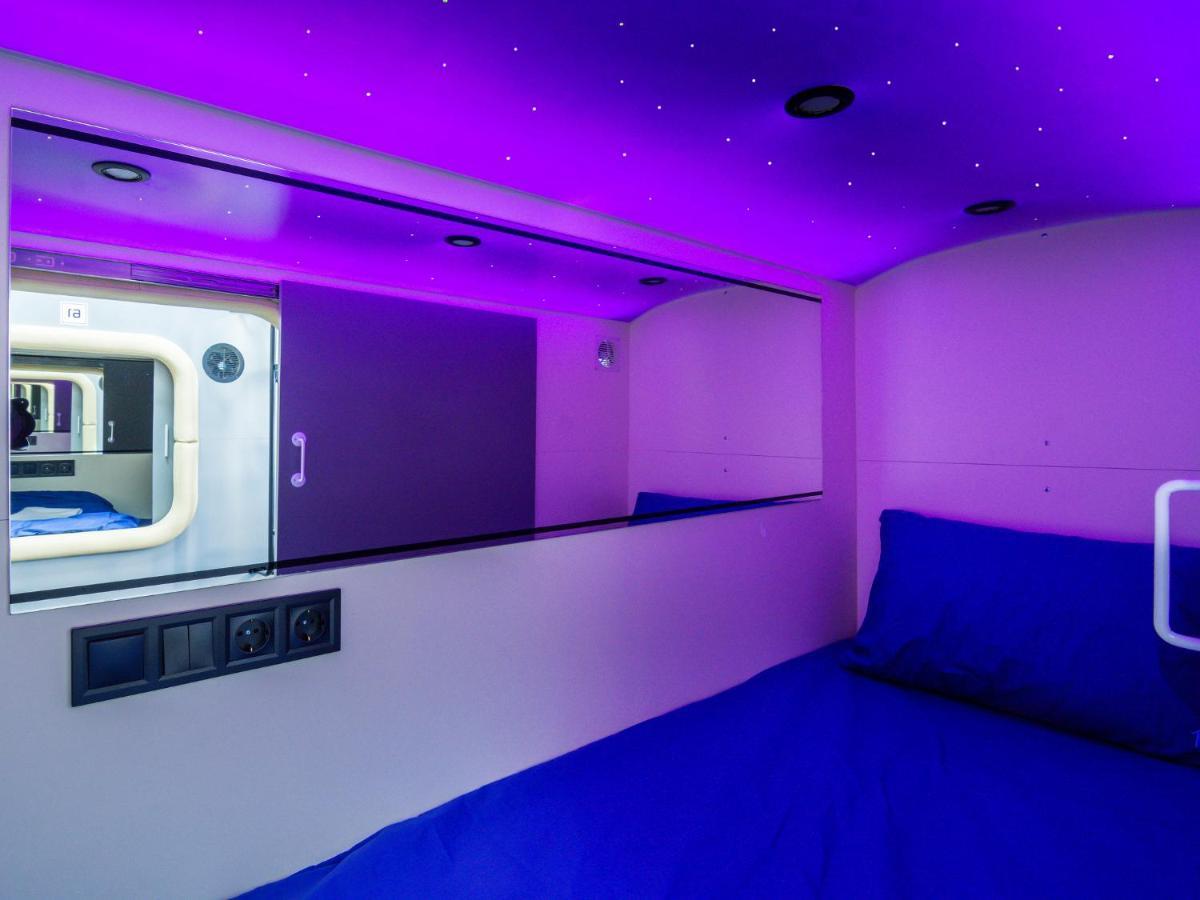 Av-1 Capsule Hotel Kiev Esterno foto