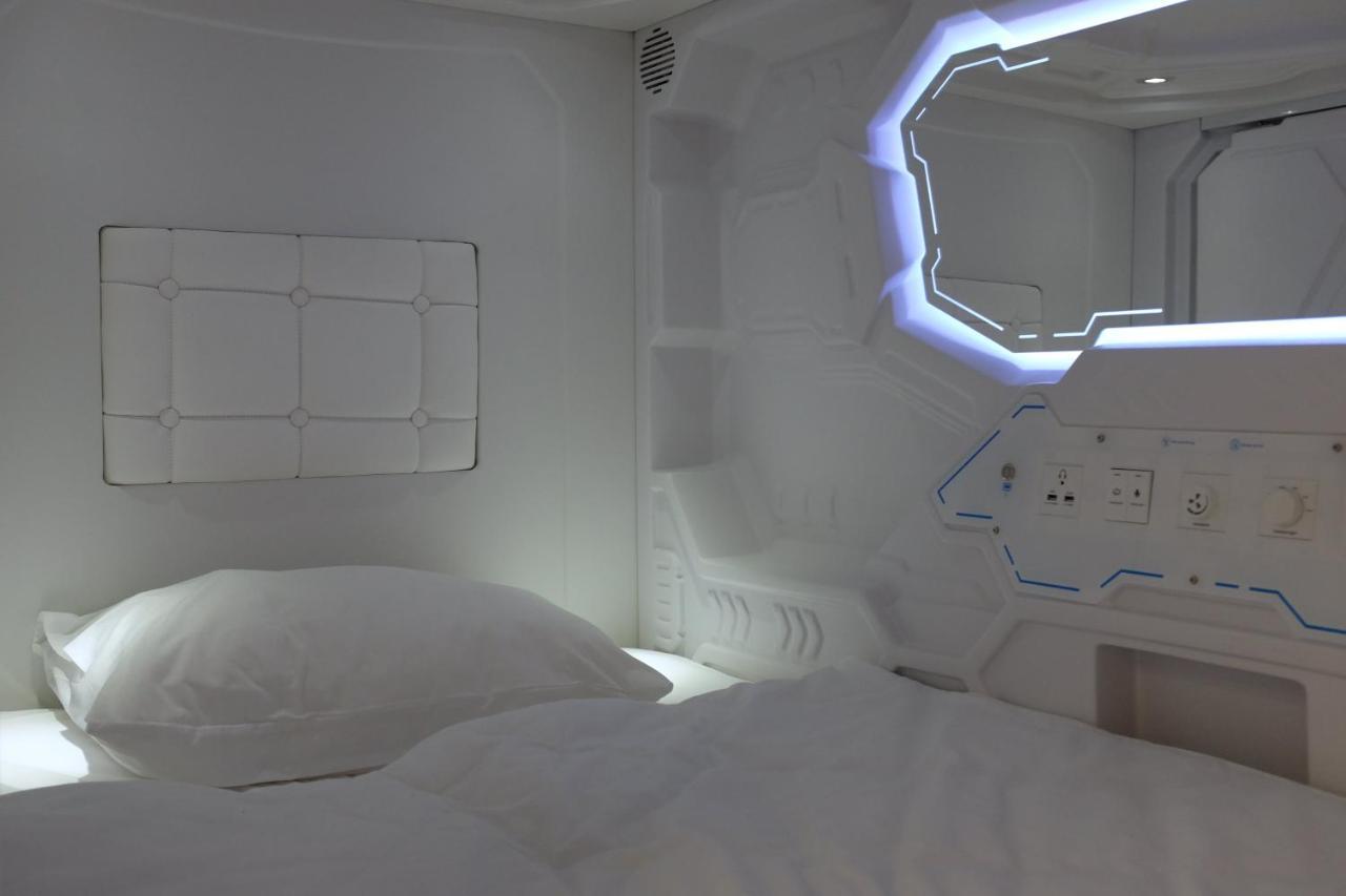 Av-1 Capsule Hotel Kiev Esterno foto