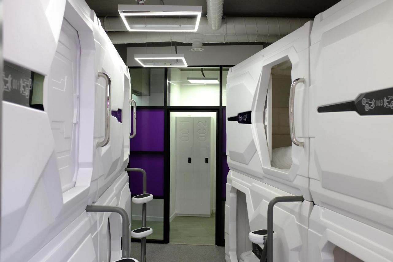 Av-1 Capsule Hotel Kiev Esterno foto